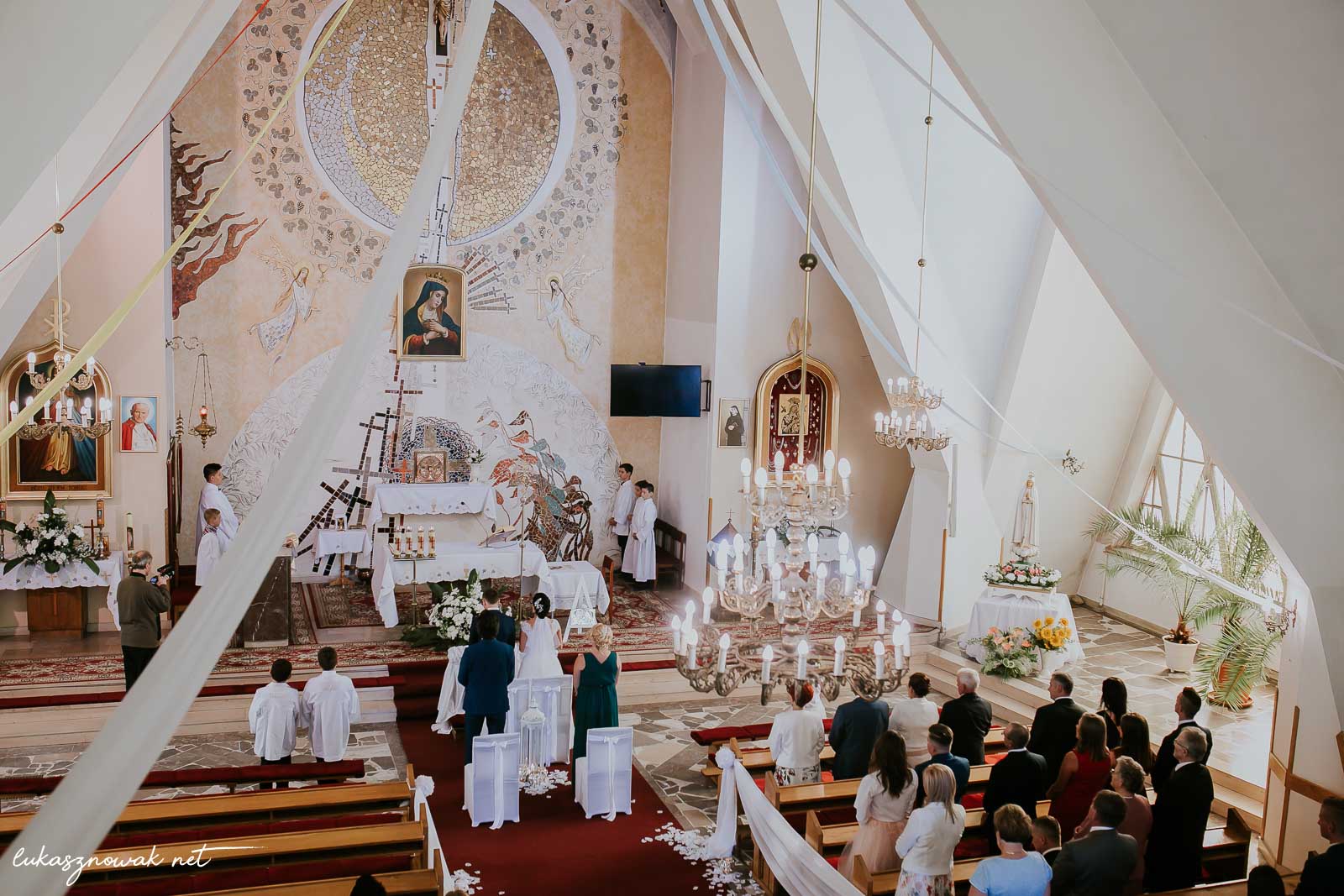 reportaż ślubny podczas ceremonii kościelnej